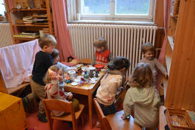 kinder spielen am tisch in der spielgruppe in stuttgart.