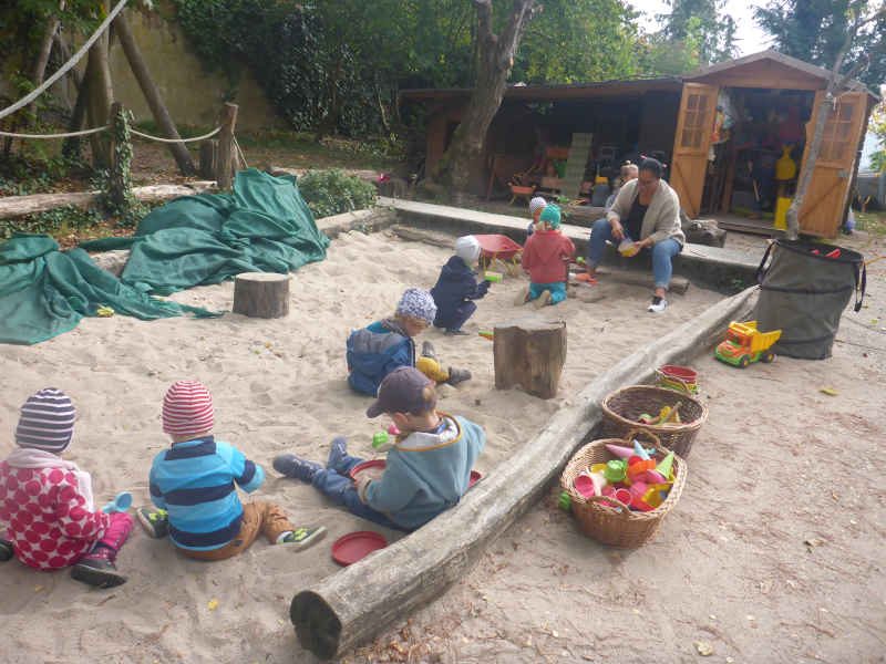 Kinder spielen im sandkasten